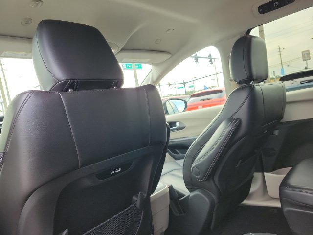 Used 2024 Chrysler Pacifica Limited FWD image 11