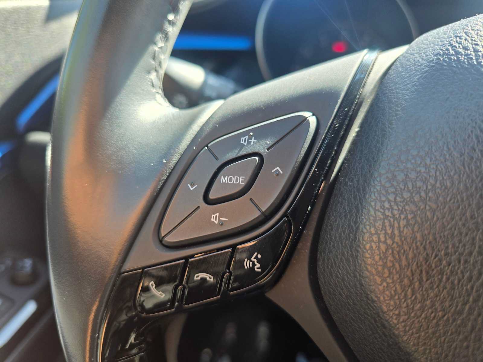 Used 2019 Toyota C-HR XLE FWD image 32
