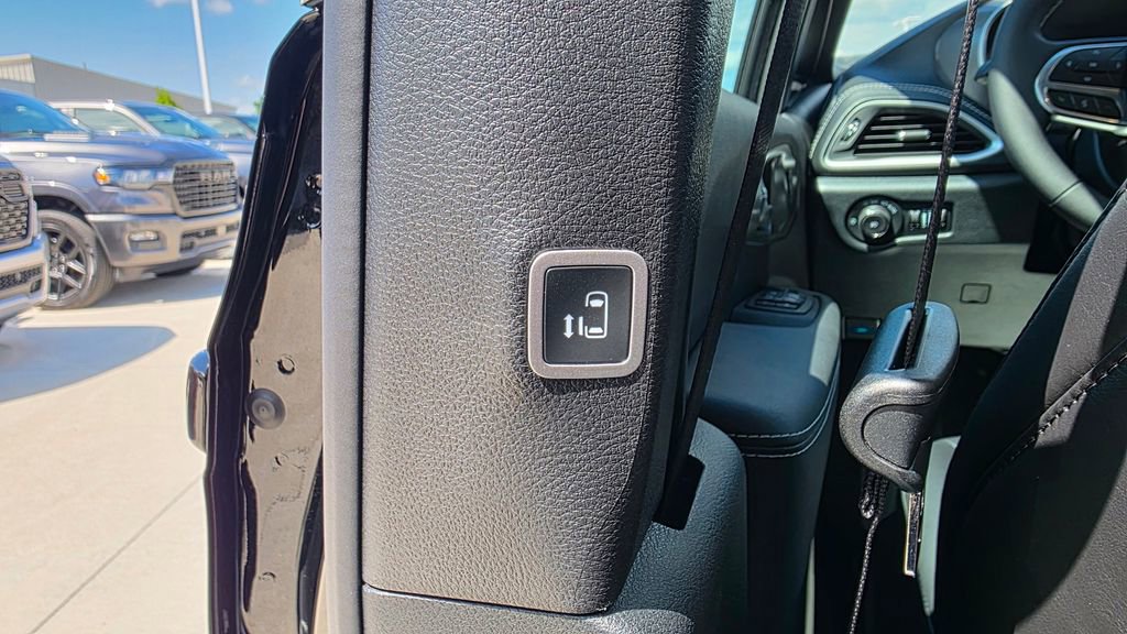 New 2025 Chrysler Pacifica Select image 29