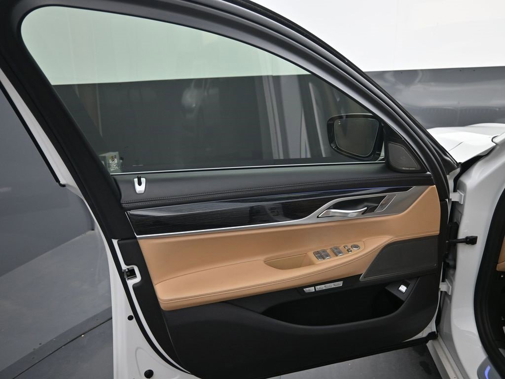 Used 2018 BMW 740e xDrive image 10