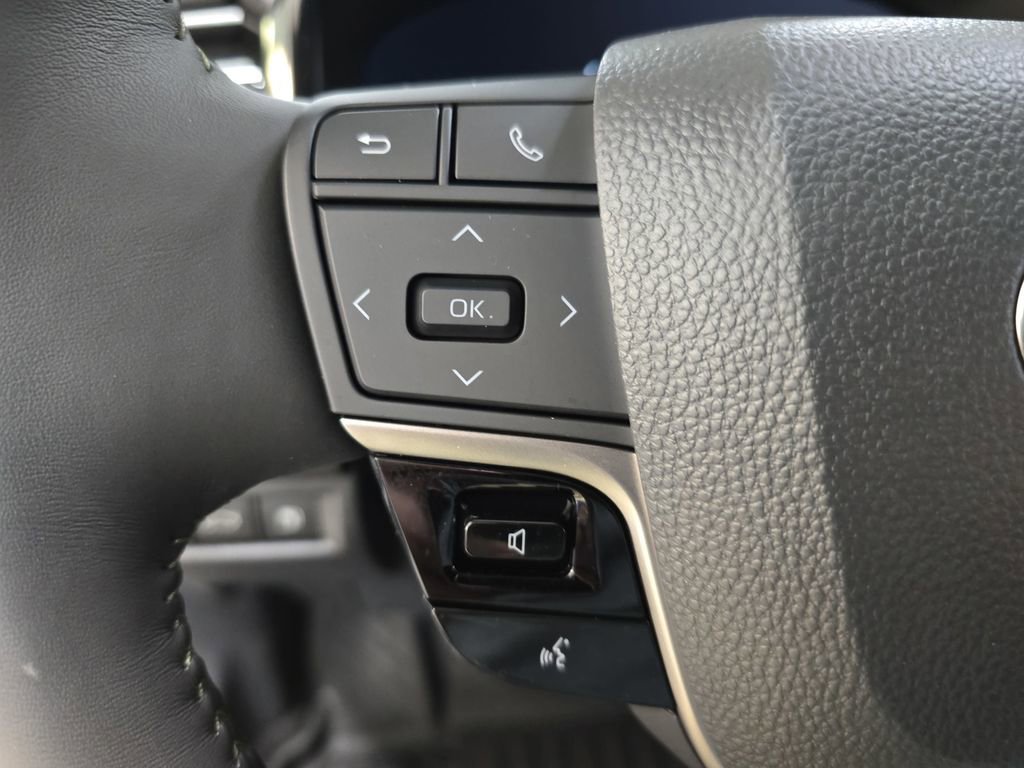 Used 2025 Toyota Camry XLE w/ Premium Plus Package image 18