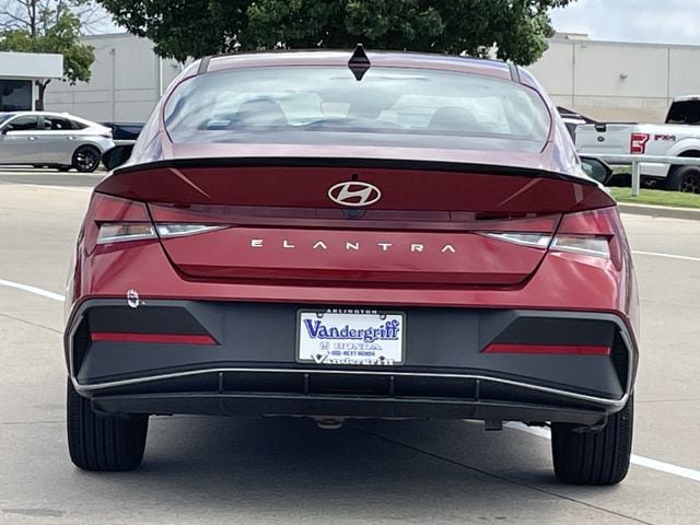 Used 2025 Hyundai Elantra Sport FWD image 5