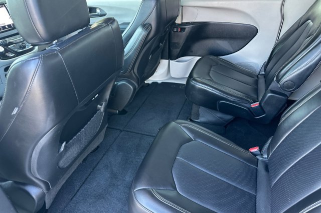 Used 2024 Chrysler Pacifica Touring-L FWD image 14