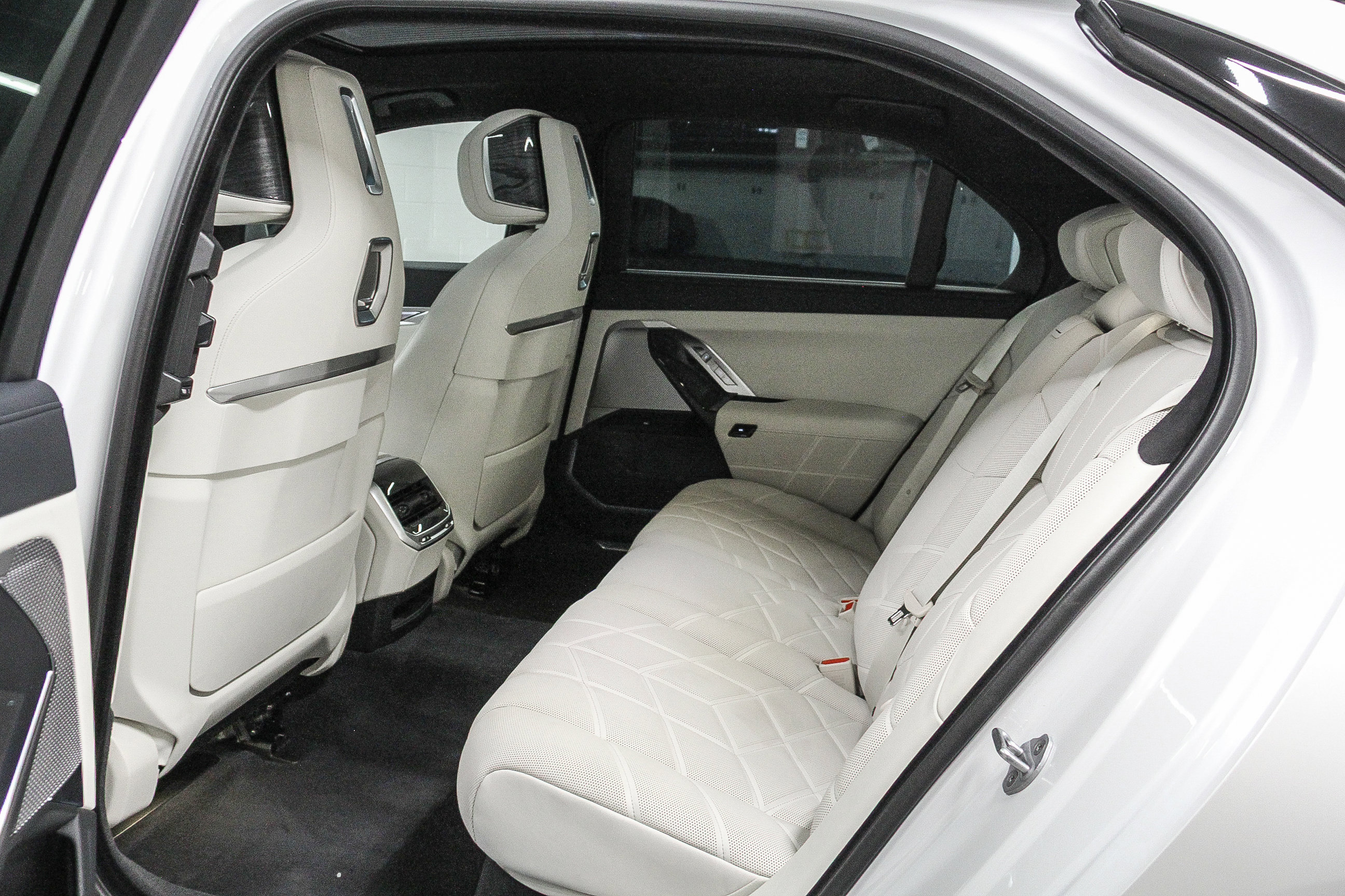 Used 2025 BMW i7 xDrive60 image 17