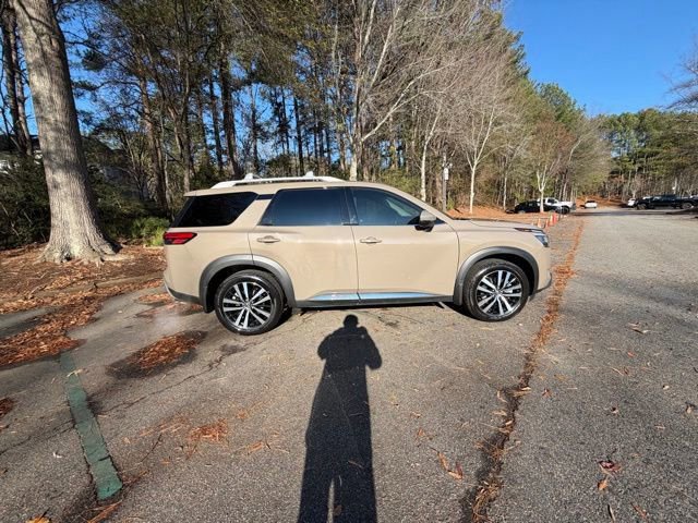 Used 2024 Nissan Pathfinder Platinum image 17