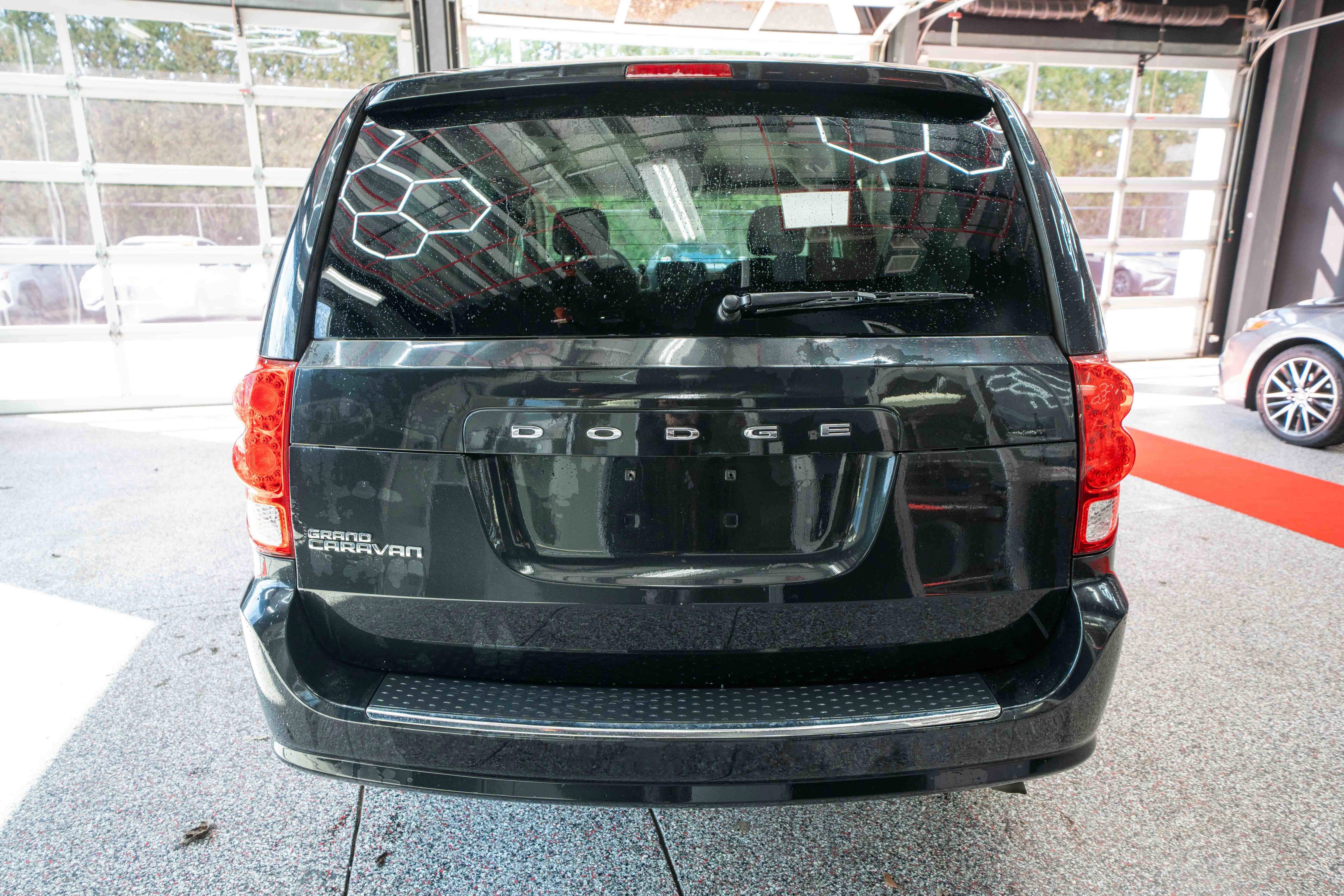 Used 2016 Dodge Grand Caravan SE w/ Quick Order Package 29E SE image 3