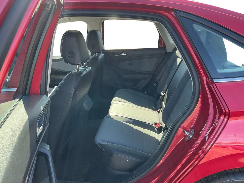 Used 2025 Volkswagen Jetta SE w/ Sunroof Package image 21