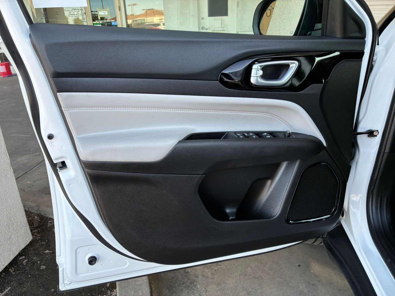 Used 2025 Jeep Compass Limited AWD/4WD image 18
