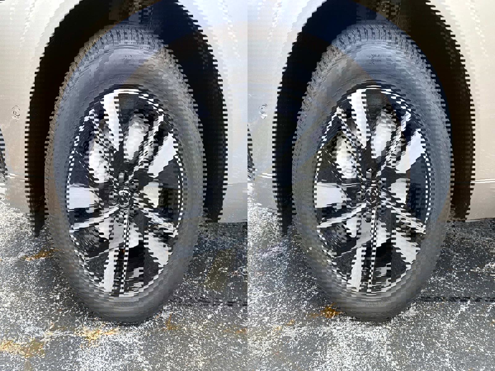 New 2026 Volvo XC60 B5 Plus w/ Climate Package image 9