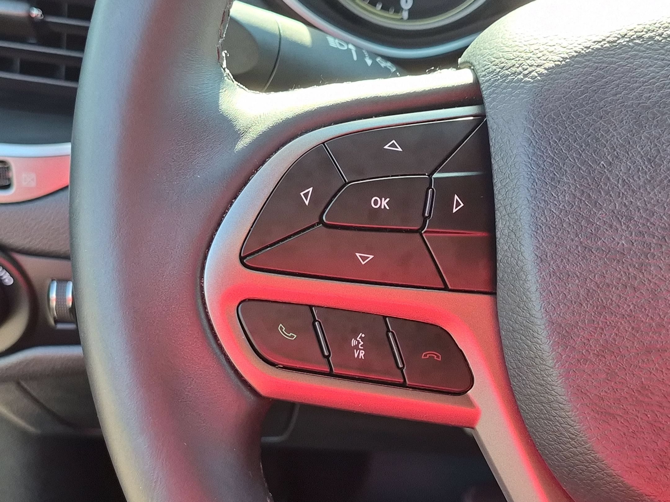Used 2019 Jeep Cherokee Latitude Plus w/ Comfort/Convenience Group FWD image 18