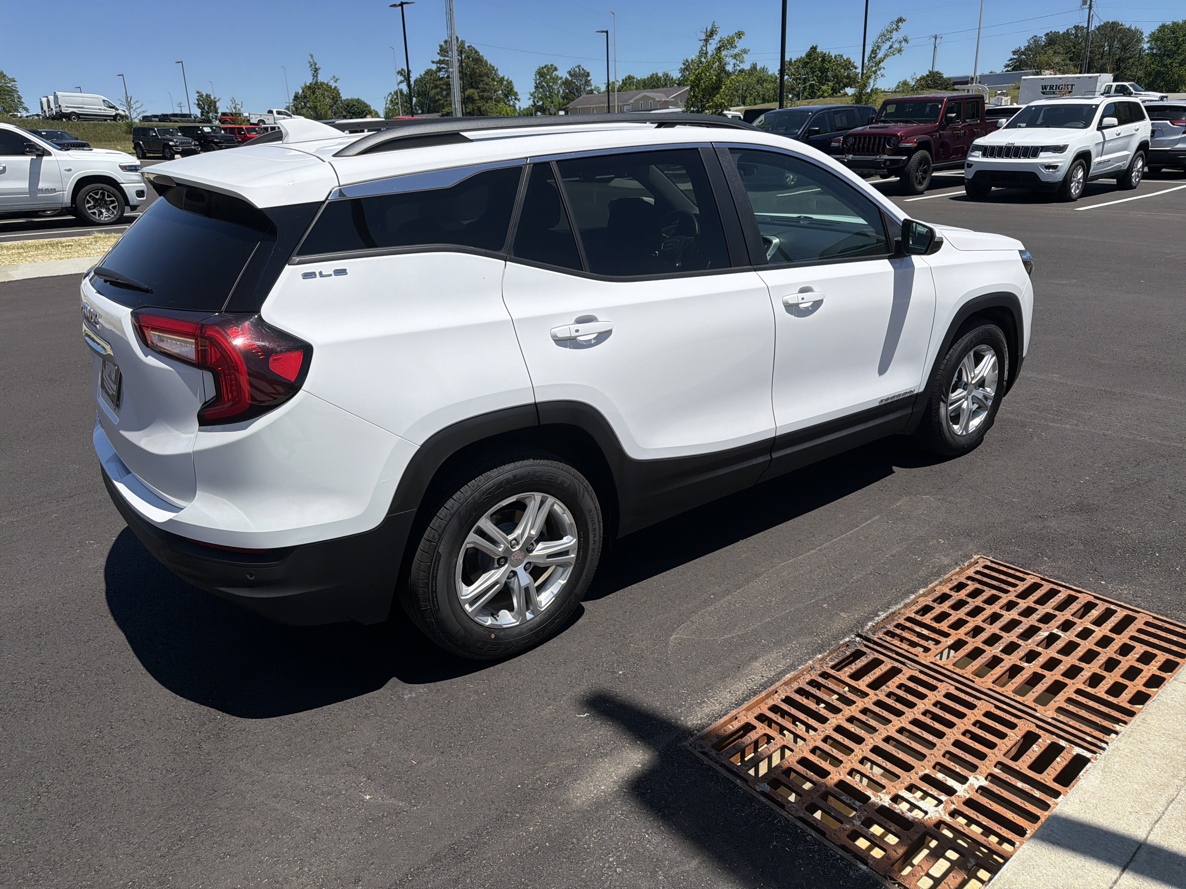 Used 2022 GMC Terrain SLE w/ Driver Convenience Package FWD image 10