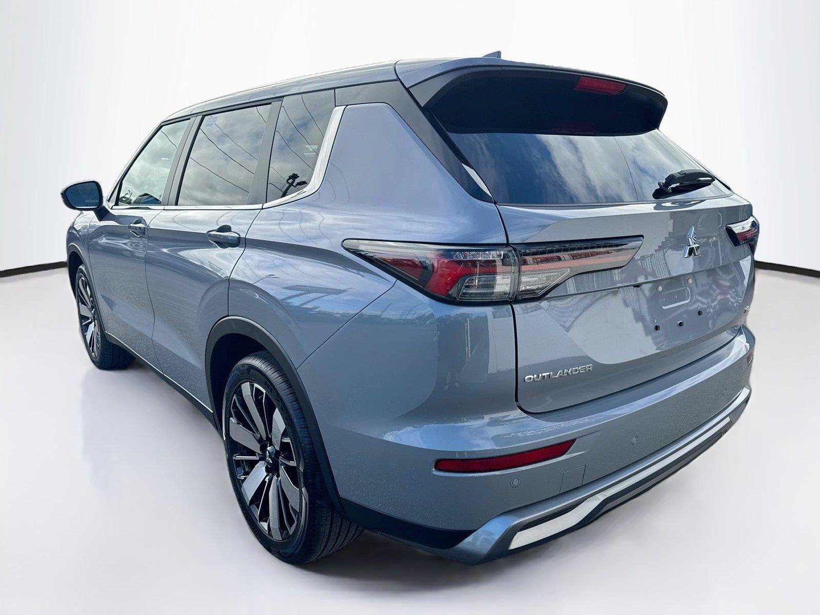 New 2026 Mitsubishi Outlander SE FWD image 3