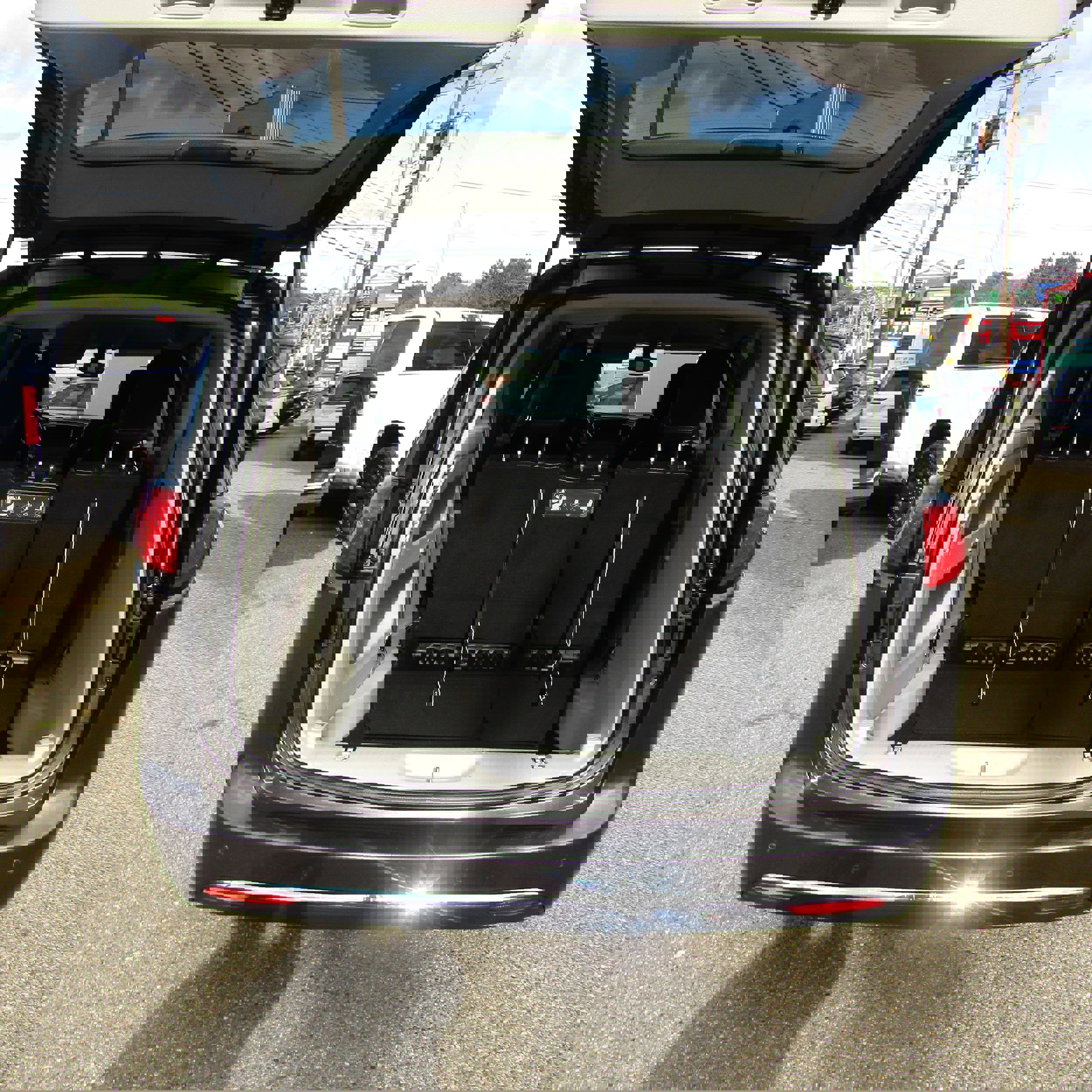 Used 2010 Chrysler Town & Country LX image 9