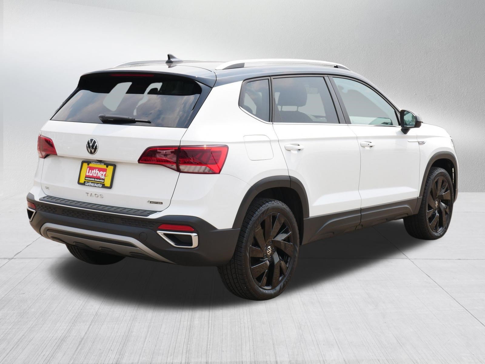 Used 2024 Volkswagen Taos SE w/ Panoramic Sunroof Package AWD/4WD image 7