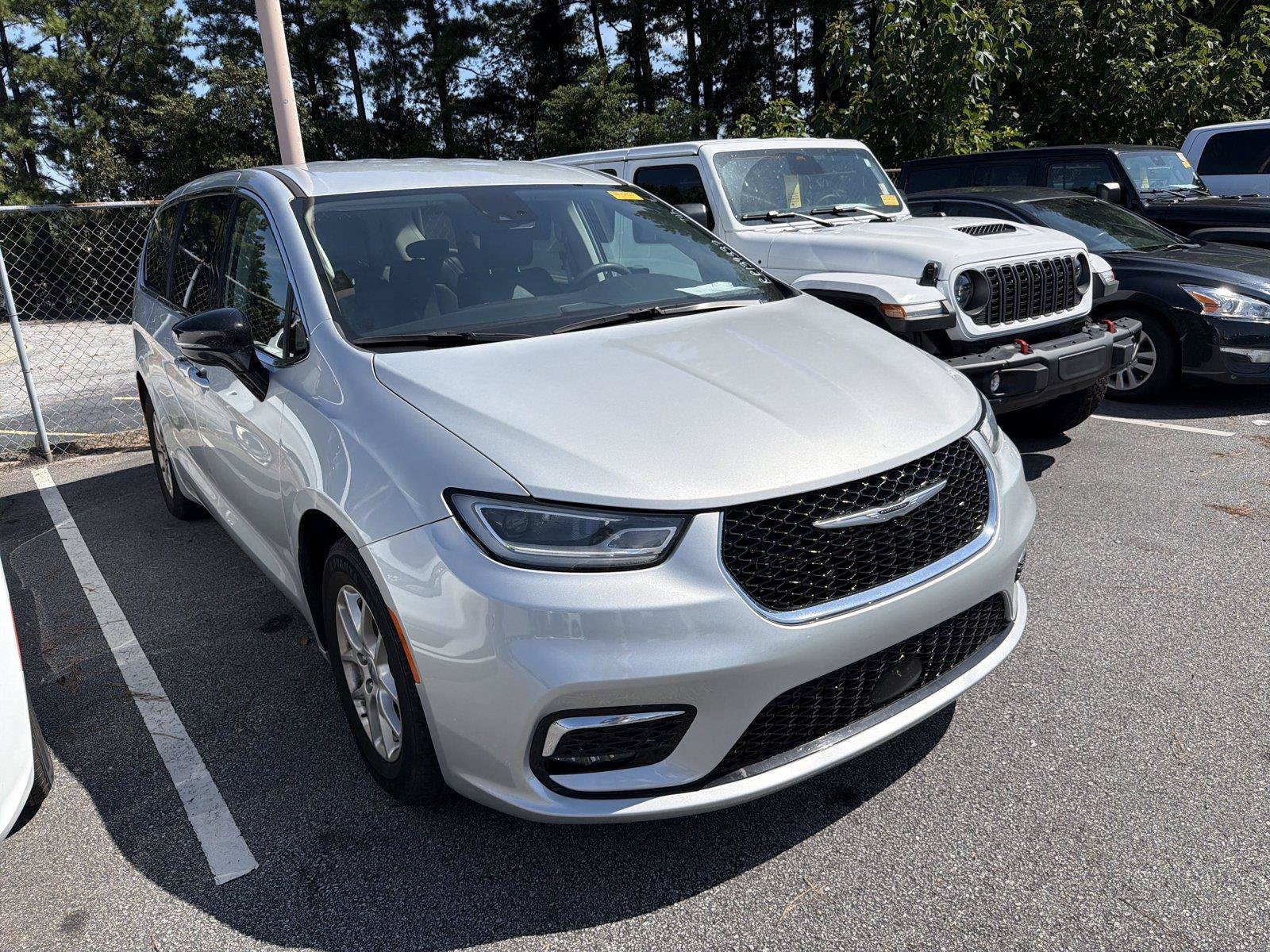 Used 2024 Chrysler Pacifica Touring-L FWD image 7