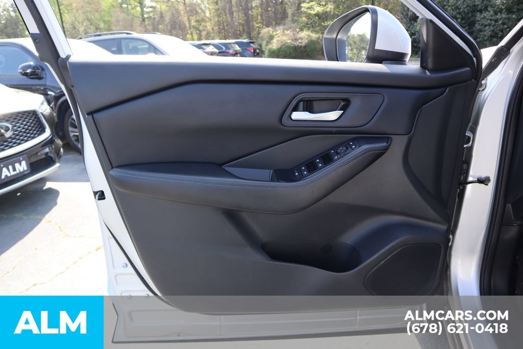 Used 2025 Nissan Rogue SV AWD/4WD image 14