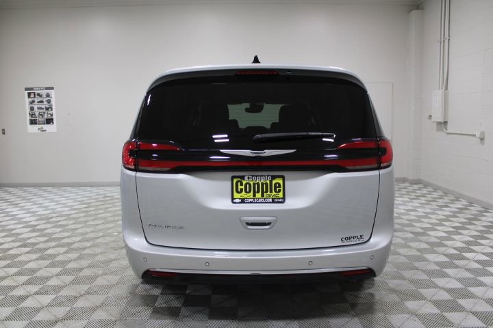 Used 2024 Chrysler Pacifica Touring-L image 10