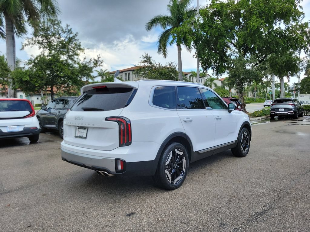 Certified 2024 Kia Telluride EX w/ EX Captain's Chair Package FWD image 11