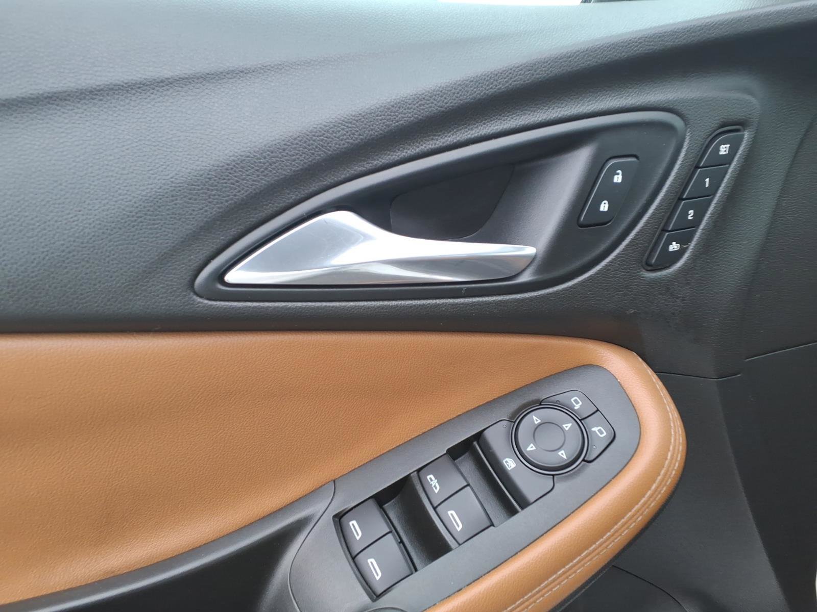 Used 2020 Buick Encore GX Essence image 8