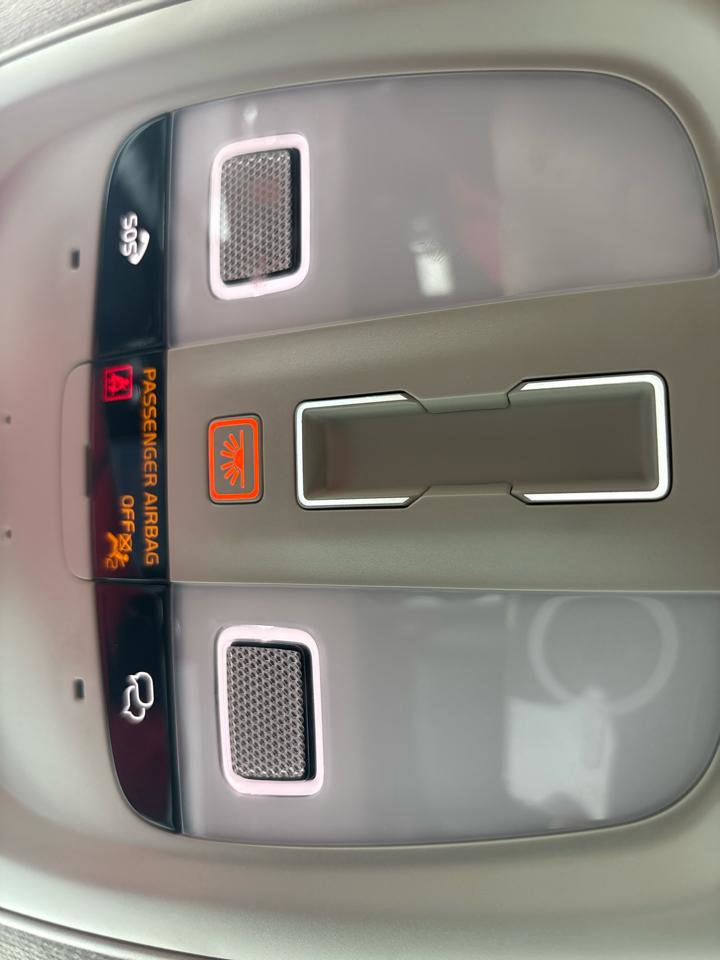 Used 2024 Volvo XC40 B5 Plus image 18