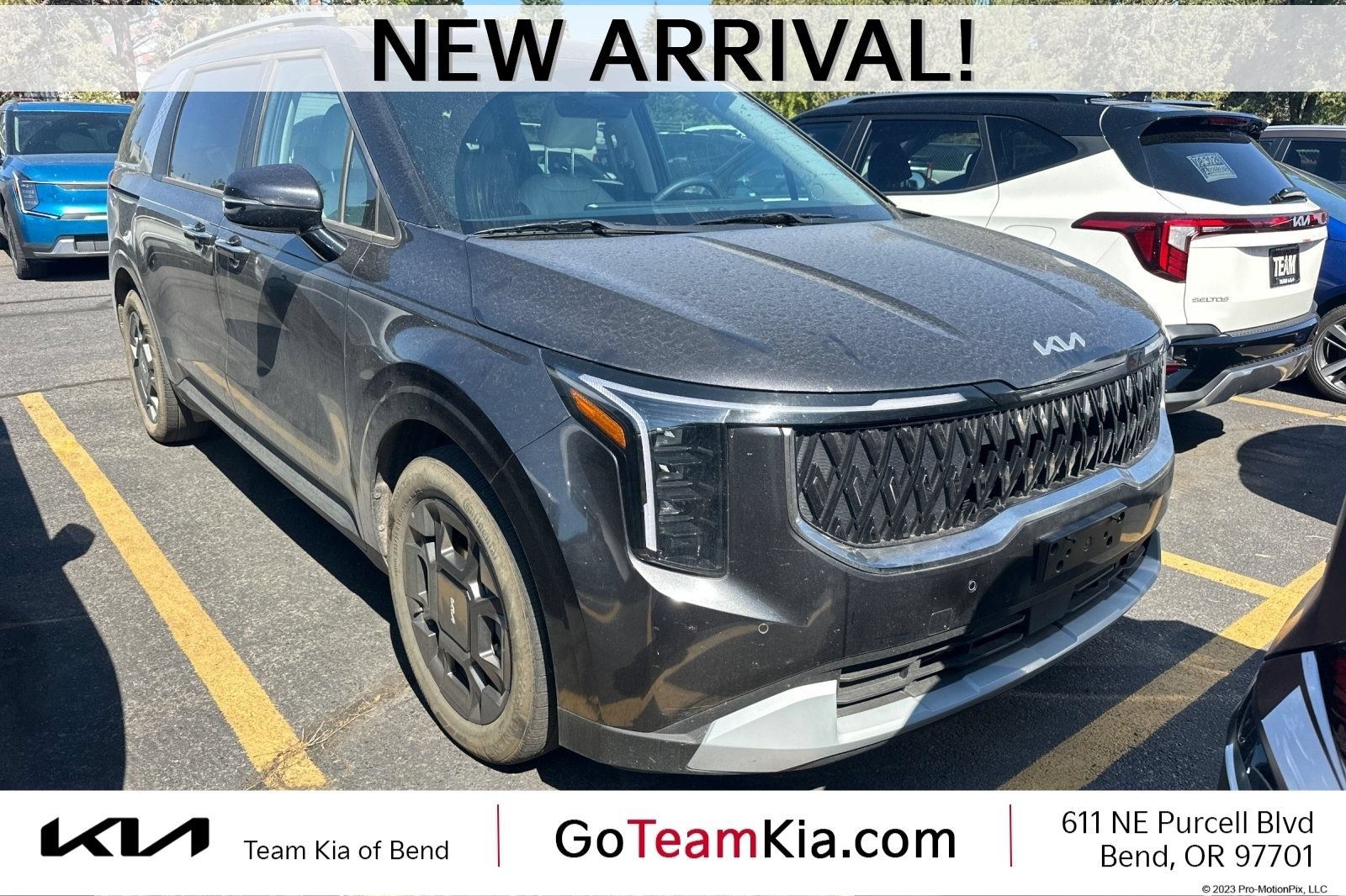Used 2025 Kia Carnival EX FWD image 1