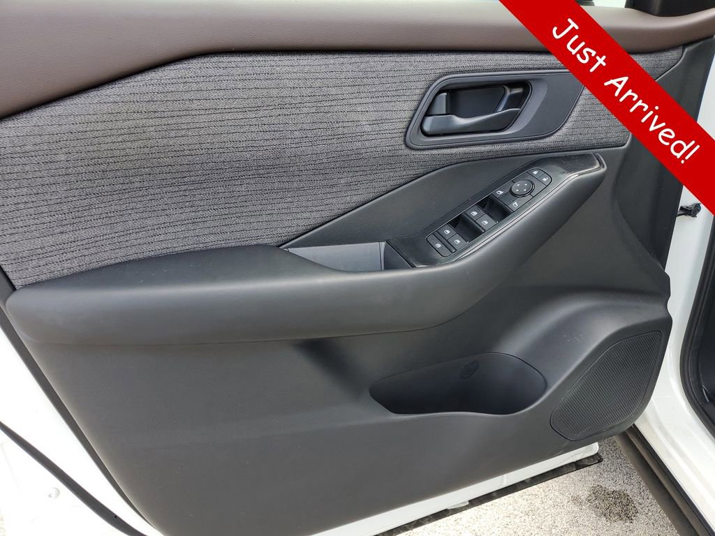 Used 2023 Nissan Rogue S FWD image 18