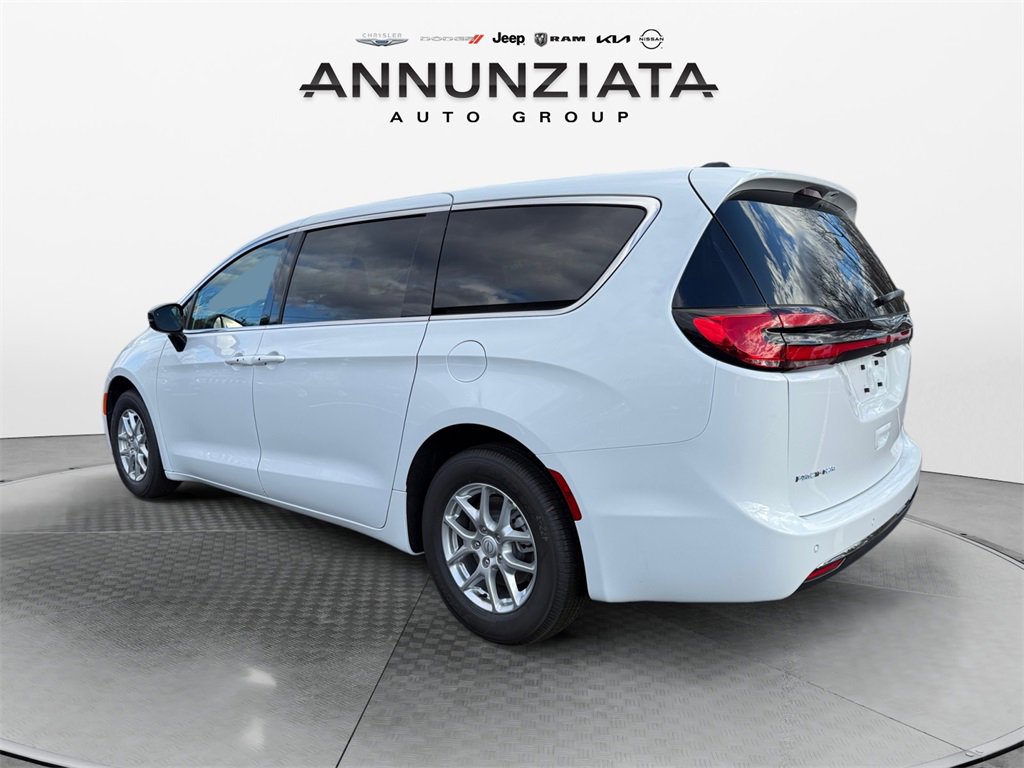 New 2026 Chrysler Pacifica Select image 3