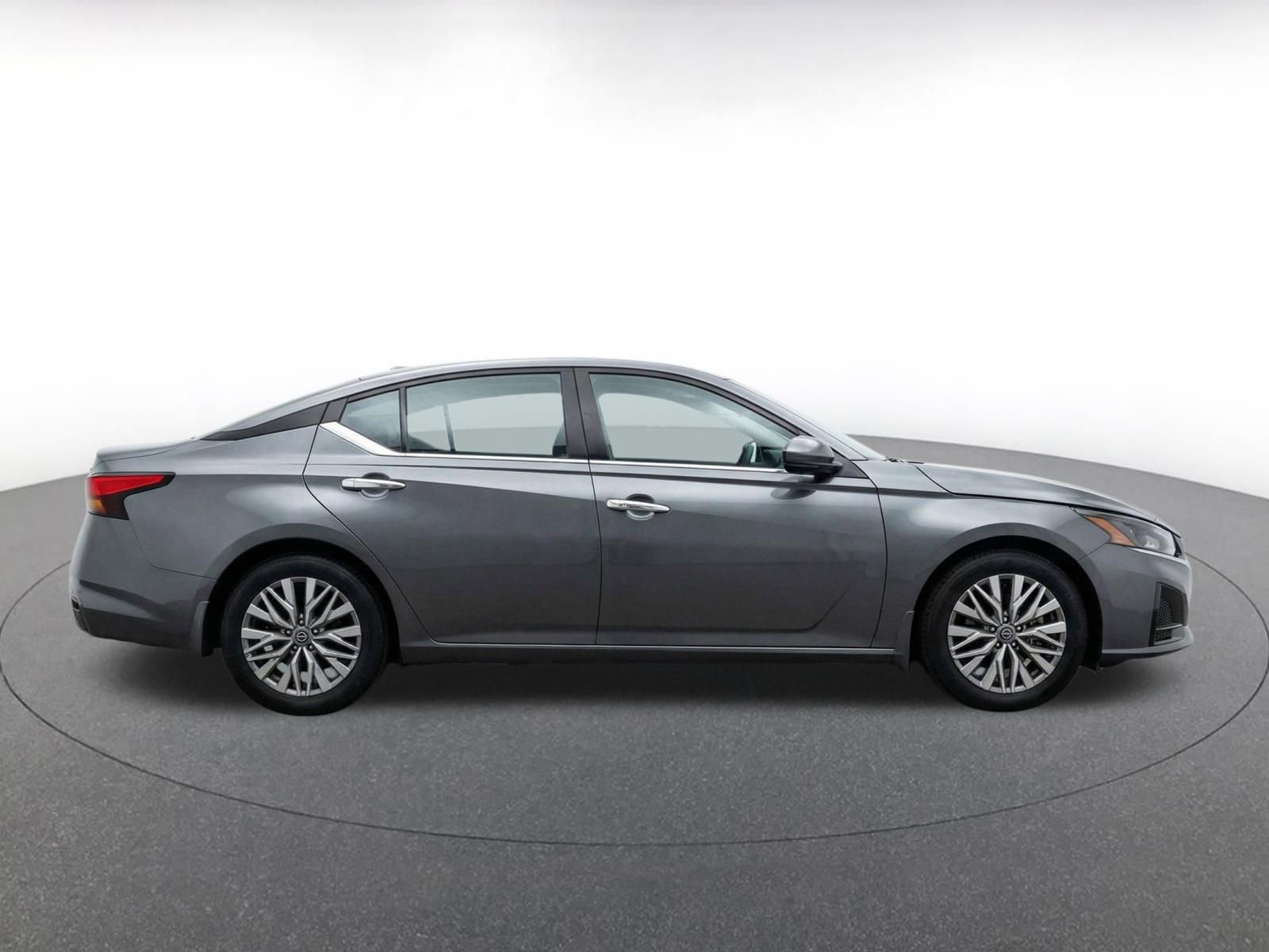 Used 2025 Nissan Altima 2.5 SV FWD image 10