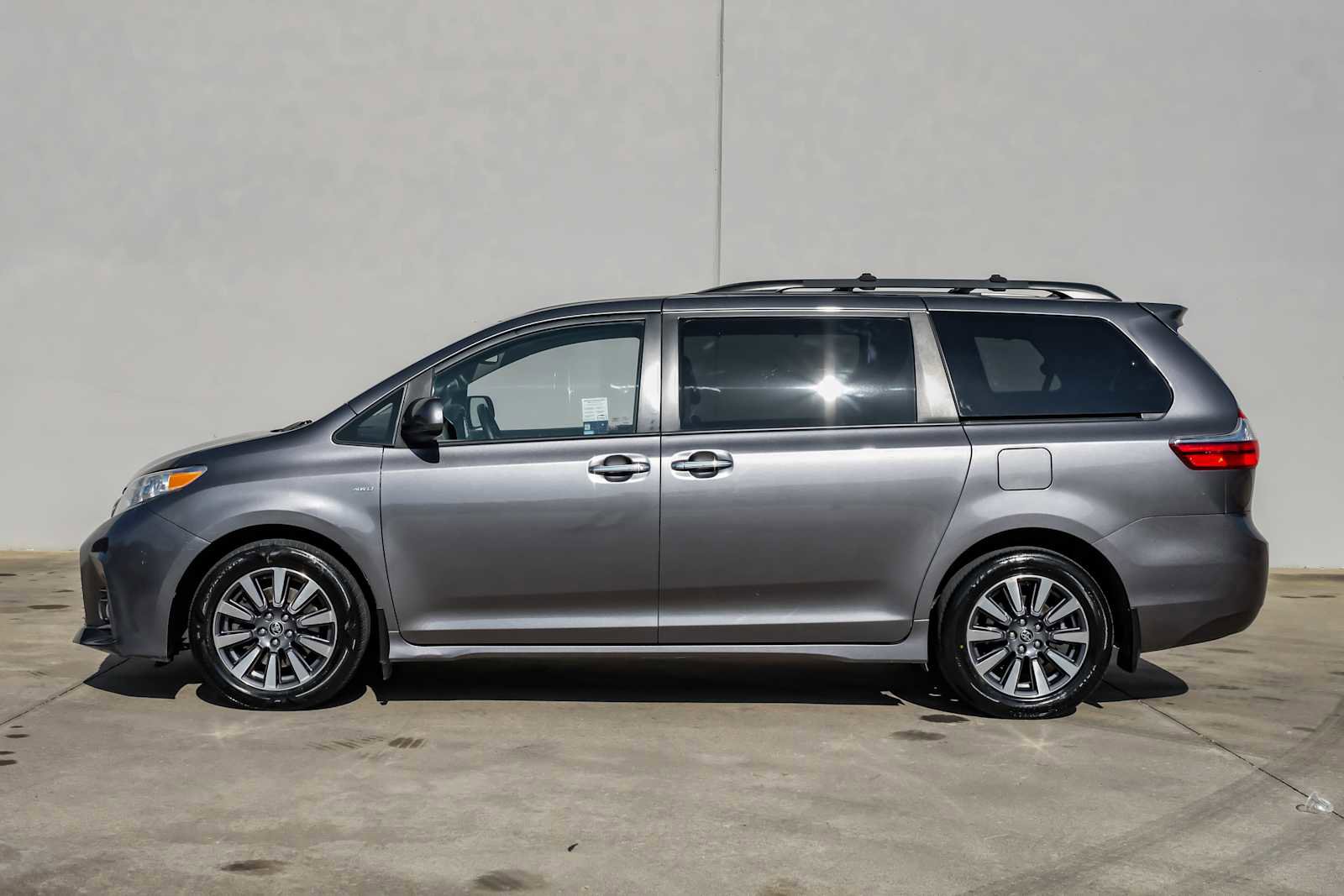 Used 2018 Toyota Sienna XLE image 12