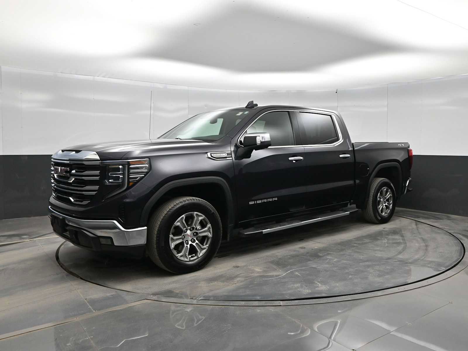 Used 2022 GMC Sierra 1500 SLT w/ SLT Convenience Package image 4