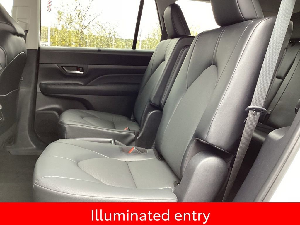 Used 2025 Toyota Grand Highlander AWD image 16