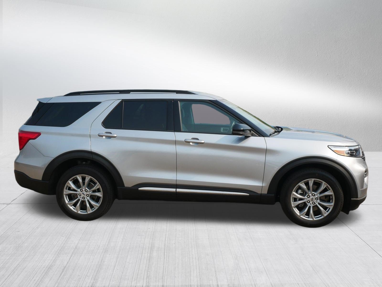 Used 2023 Ford Explorer XLT w/ Equipment Group 202A AWD/4WD image 8