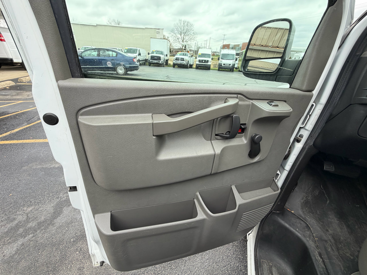 Used 2019 Chevrolet Express 2500 RWD image 15