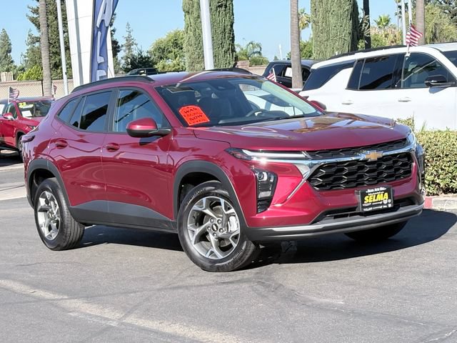 Used 2025 Chevrolet Trax LT FWD image 2
