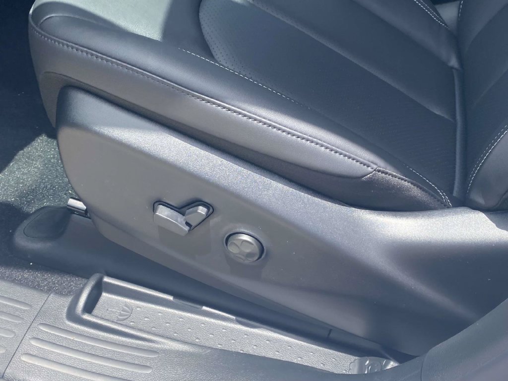 New 2027 Chrysler Pacifica Select w/ Family Tech Group FWD image 44