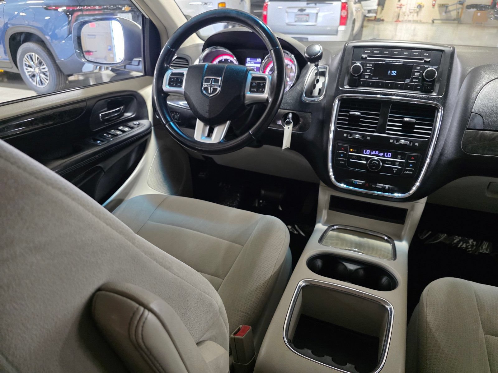 Used 2012 Dodge Grand Caravan Crew FWD image 19