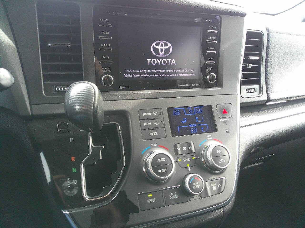 Used 2018 Toyota Sienna SE FWD image 18