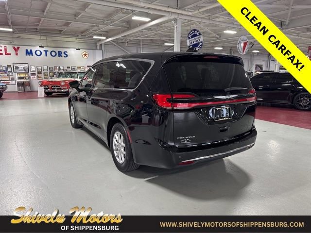 Used 2024 Chrysler Pacifica Touring image 3