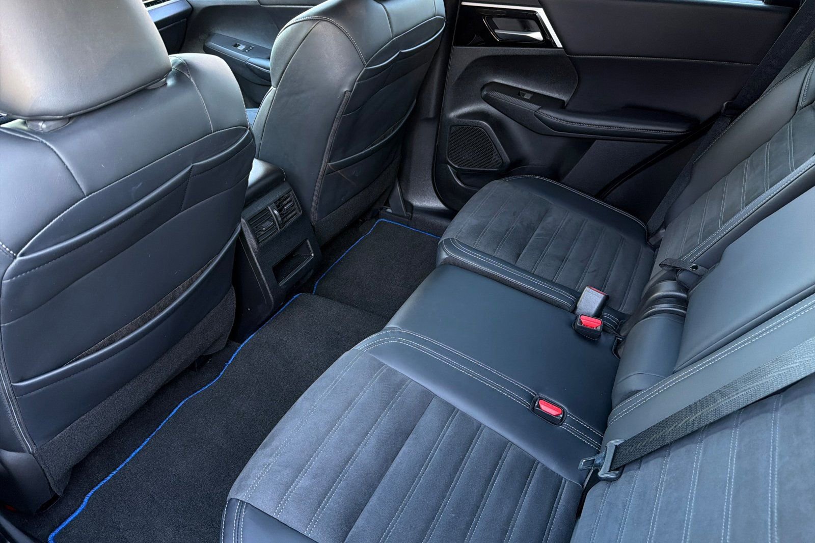 Used 2024 Mitsubishi Outlander SE image 12