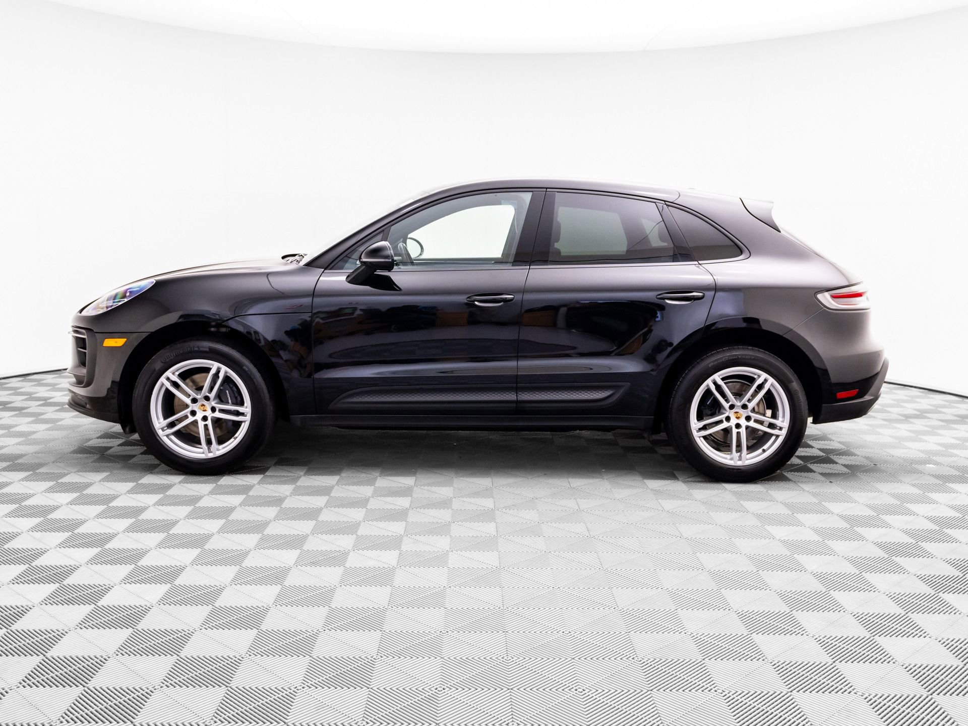 Certified 2023 Porsche Macan AWD/4WD image 2