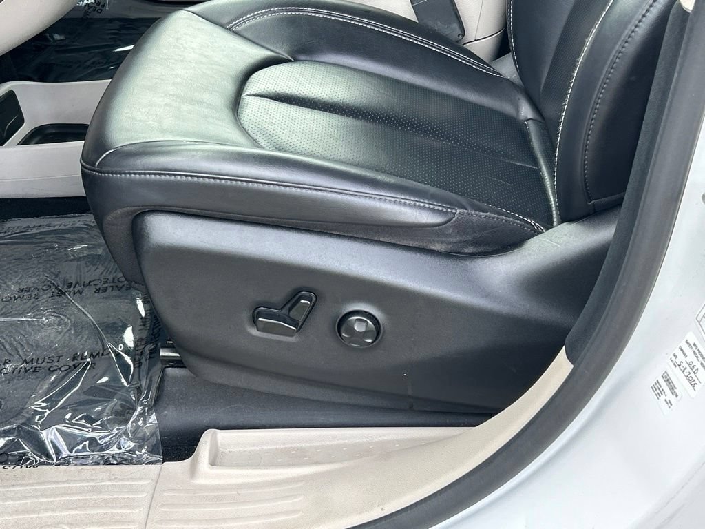Used 2023 Chrysler Pacifica Touring-L FWD image 16
