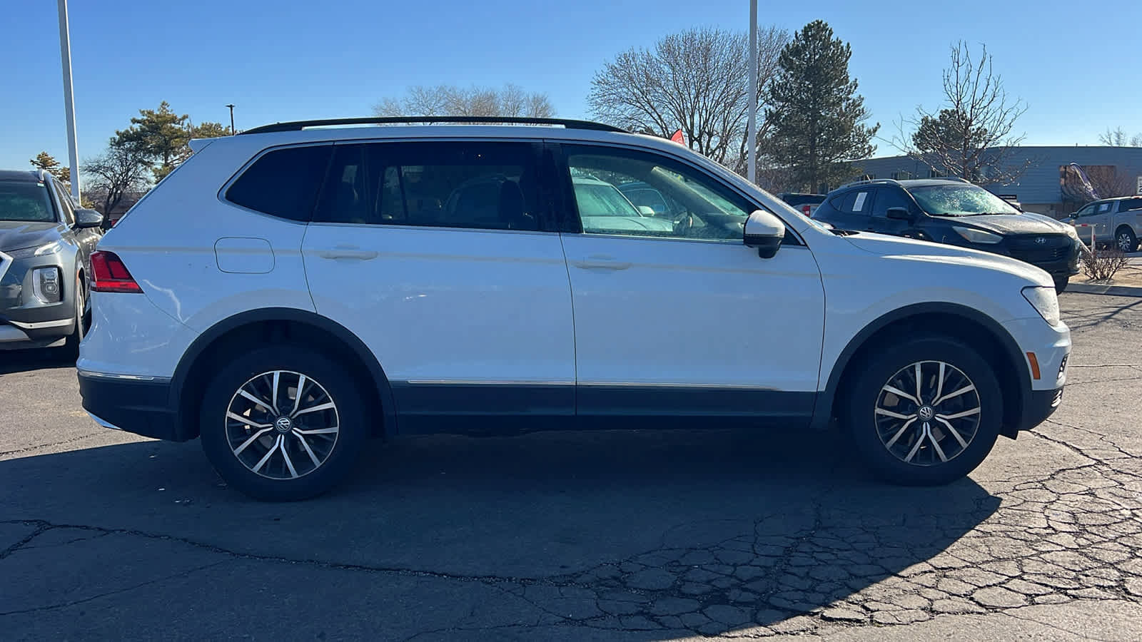 Used 2020 Volkswagen Tiguan SE w/ Panoramic Sunroof Package image 4