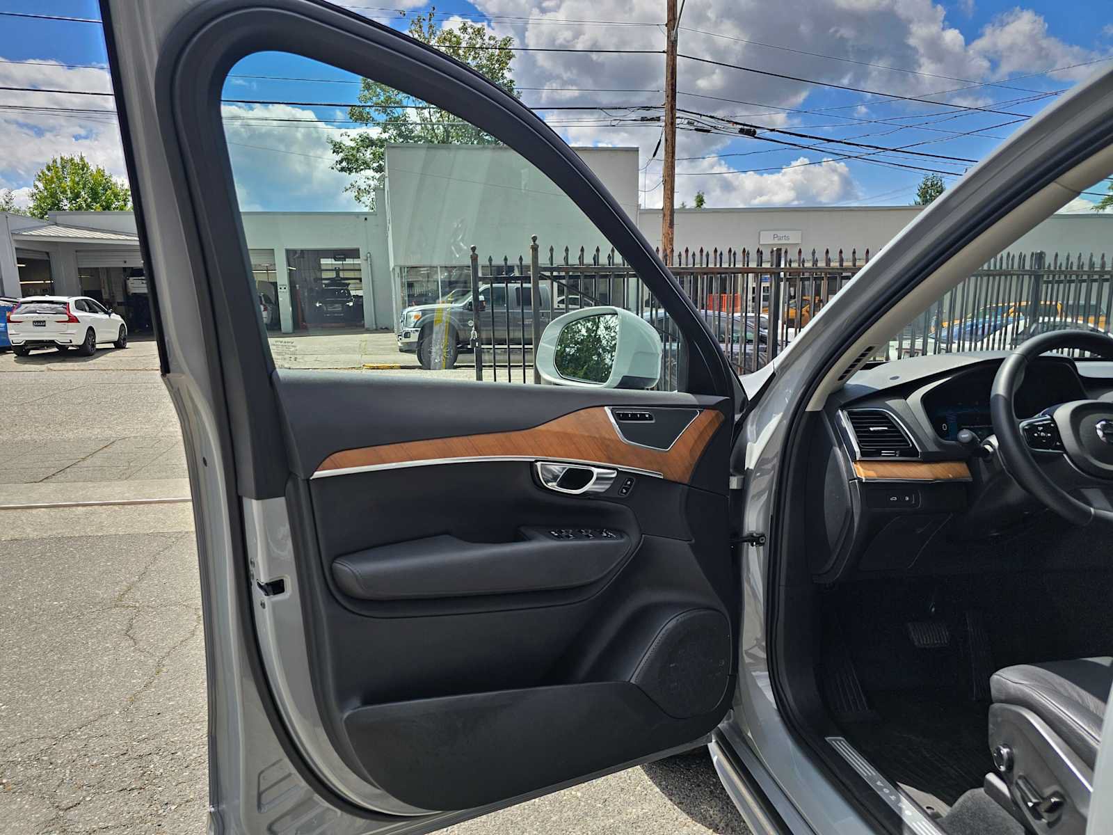 Certified 2025 Volvo XC90 T8 Plus w/ Protection Package Premier AWD/4WD image 20