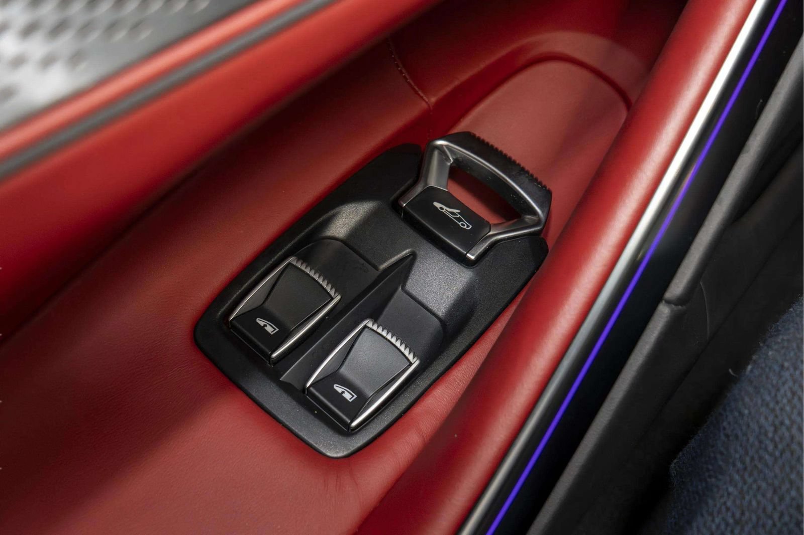 Used 2023 McLaren Artura RWD image 19