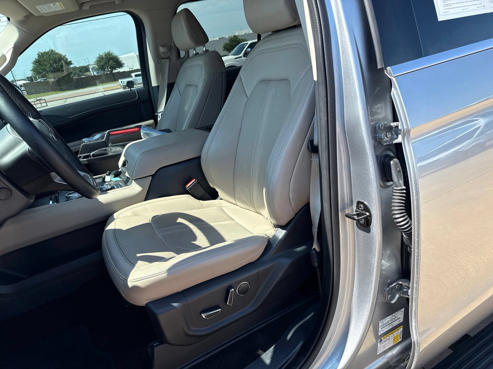 Used 2023 Ford Expedition Limited AWD/4WD image 13
