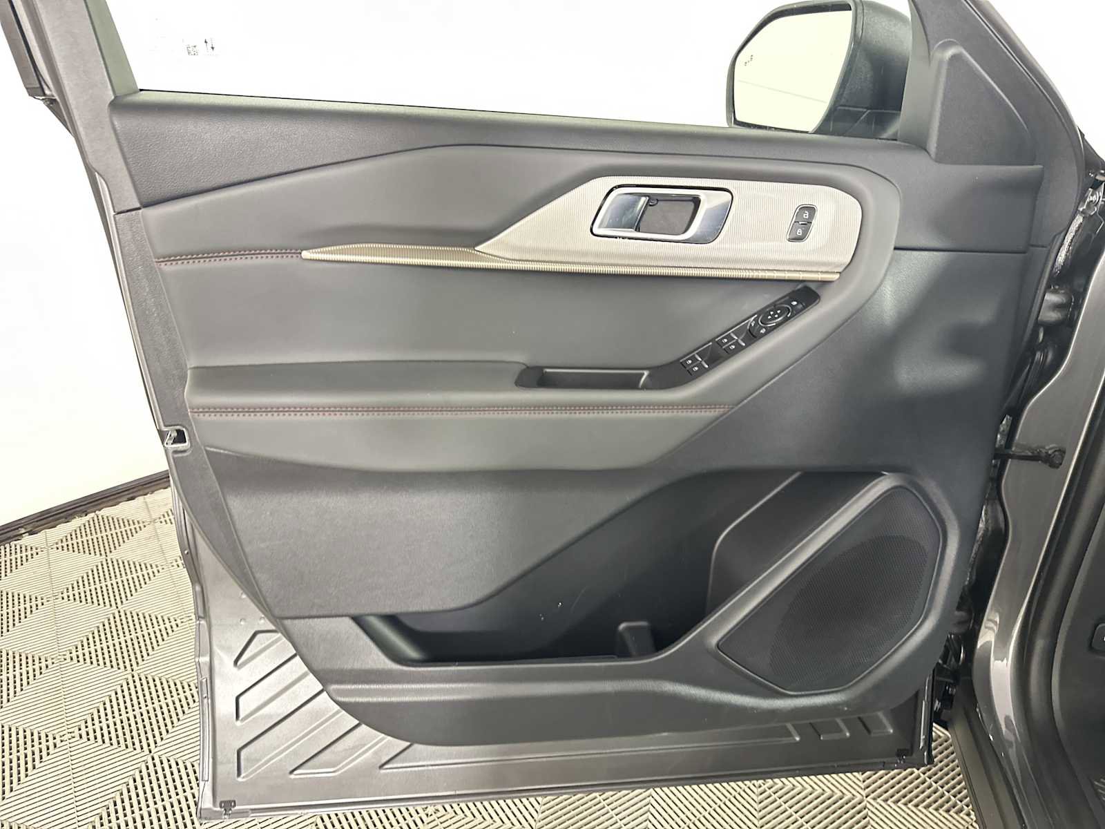 Used 2025 Ford Explorer Active w/ Active Comfort Package RWD image 16