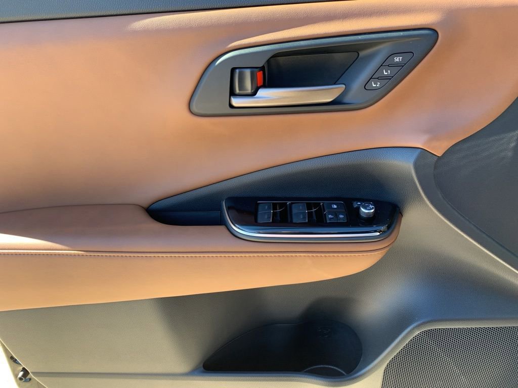 New 2025 Toyota Crown Signia image 8