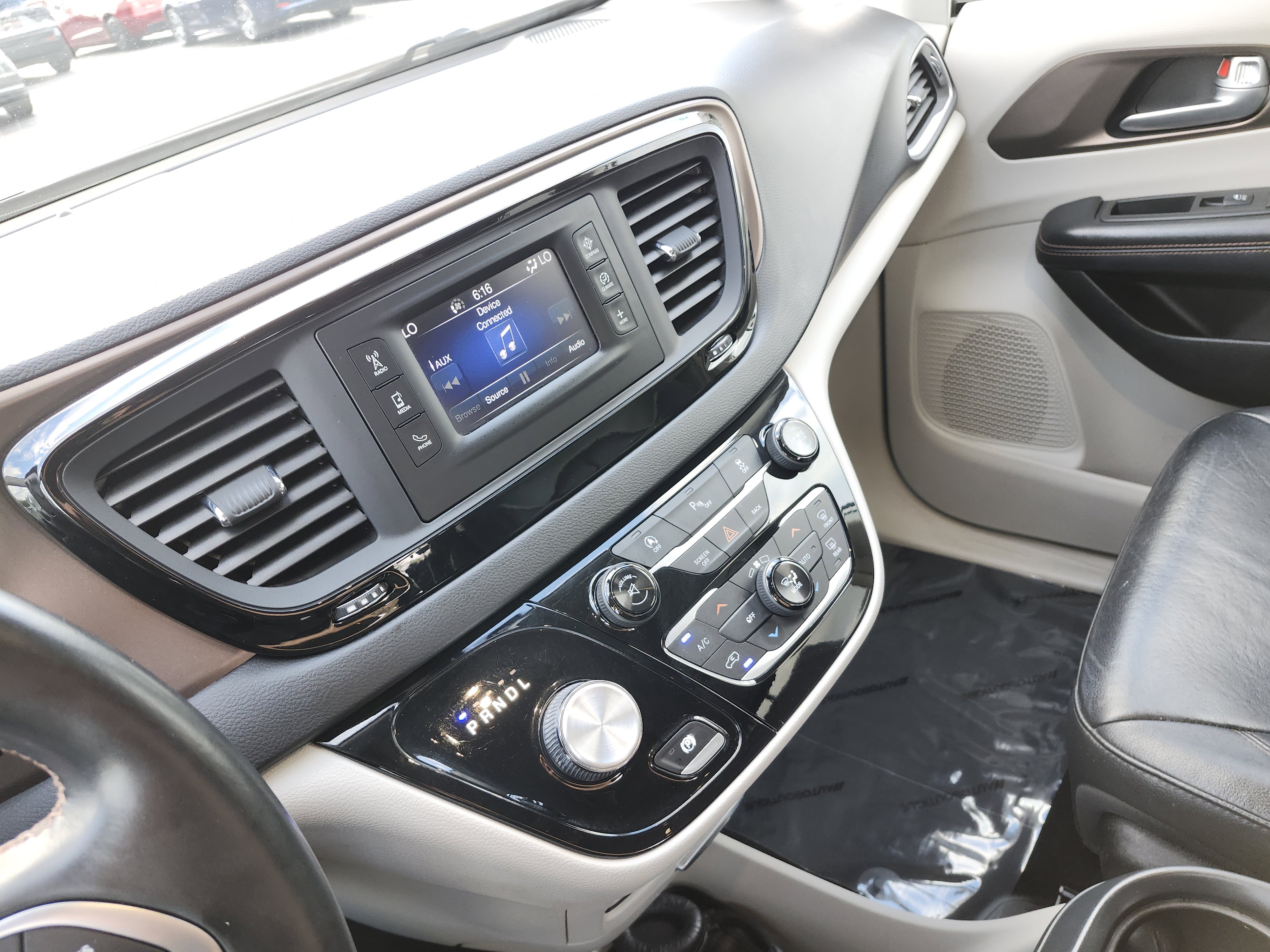 Used 2017 Chrysler Pacifica Touring-L FWD image 29