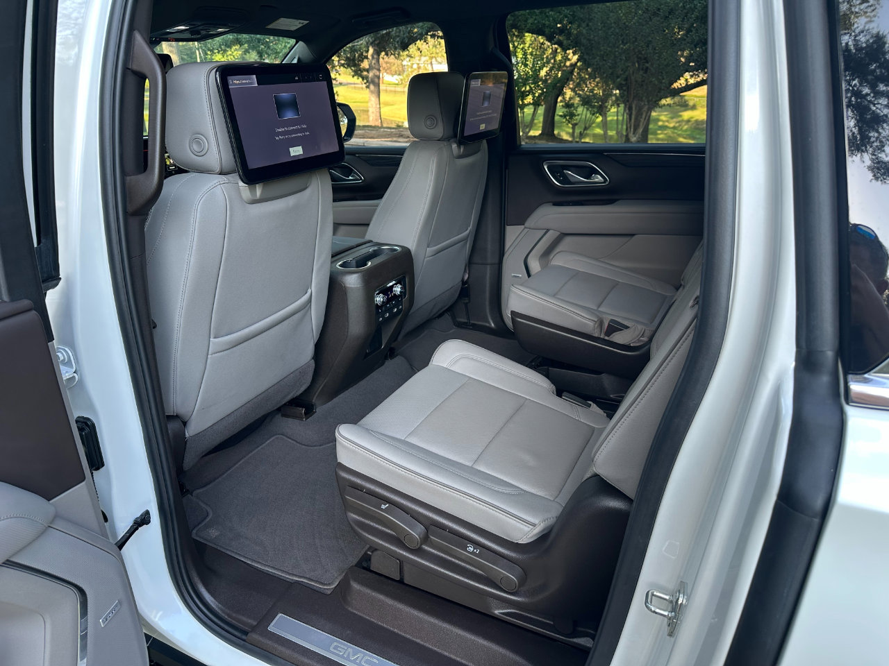 Used 2024 GMC Yukon XL SLT w/ SLT Luxury Package image 16