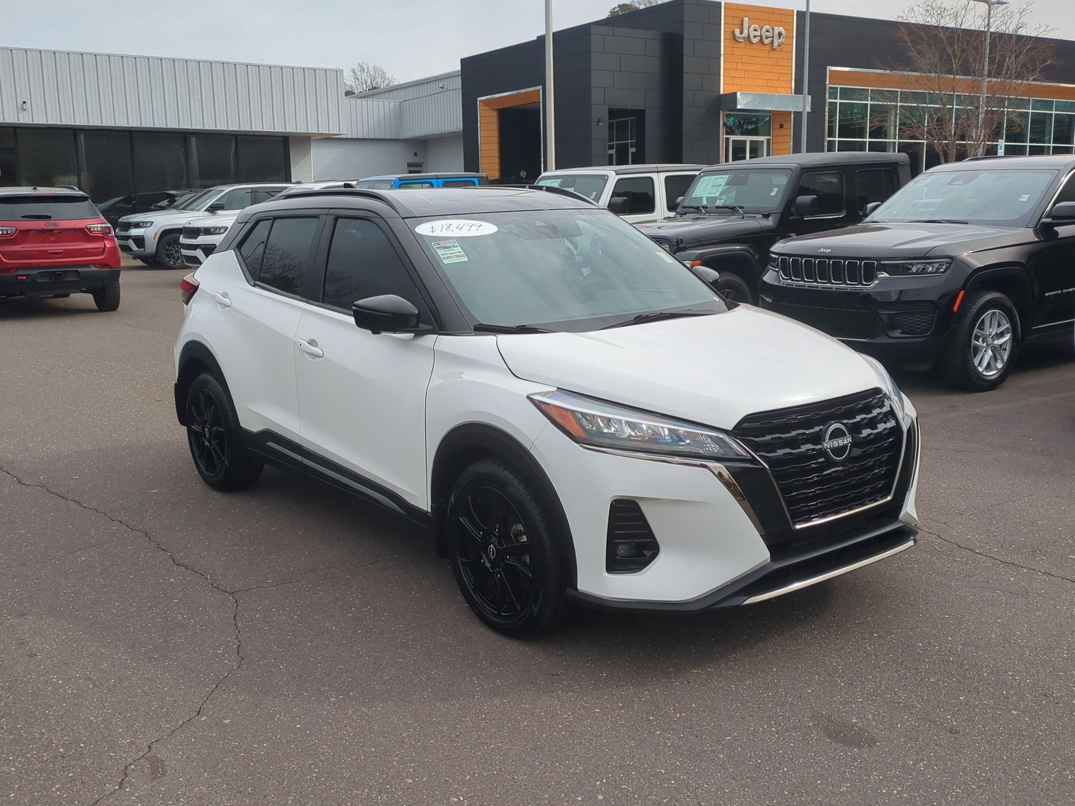 Used 2023 Nissan Kicks SR w/ SR Premium Package image 3